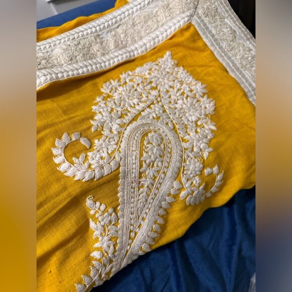 Authentic Sabyasachi Yellow Silk saree w contrasting blouse Flows beutifully - Picture 3 of 6